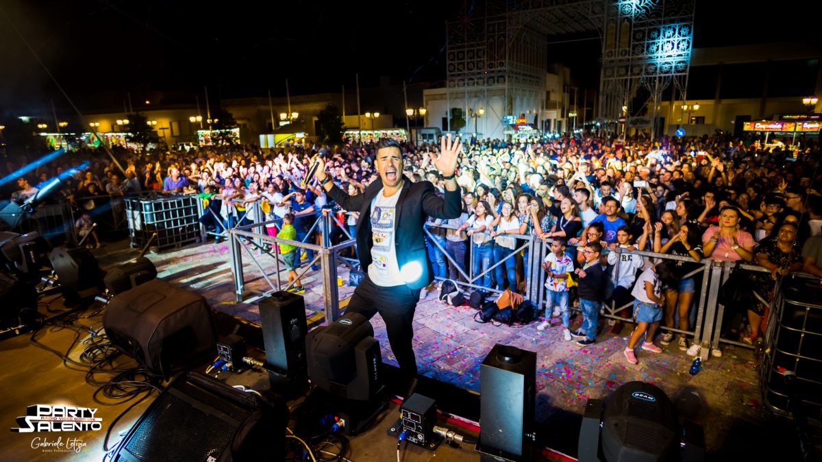 Massimo Manca sul palco saluta il pubblico di una piazza gremita
