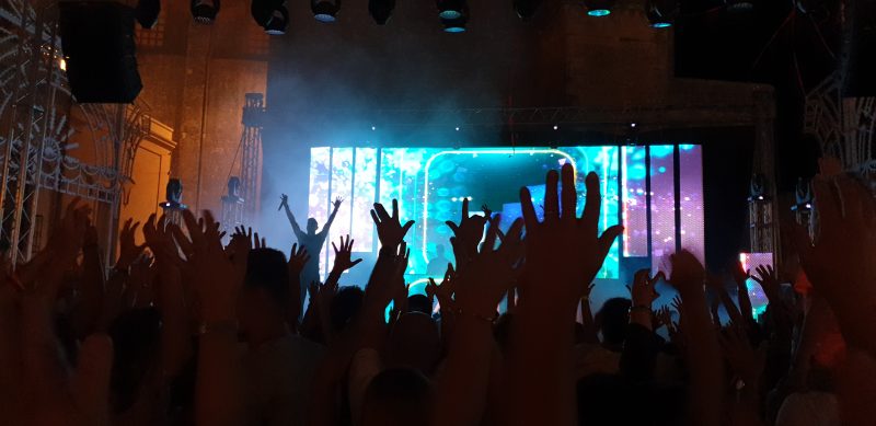 Pubblico davanti al palco durante uno show in piazza