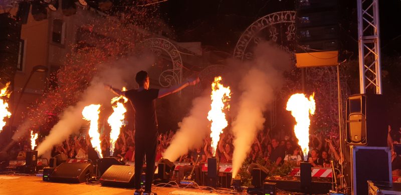 Fiamme sceniche sul palco durante uno show