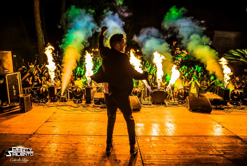 Massimo Manca sul palco del Video Show Live tra fiamme e fumo colorato