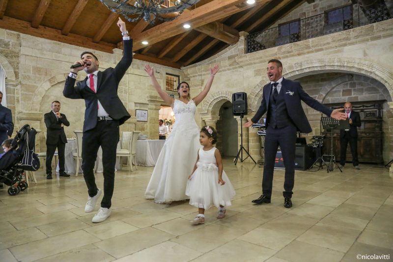 Animazione con gli sposi e una bambina in pista