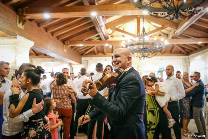 Sposi e invitati che ballano nella sala del ricevimento
