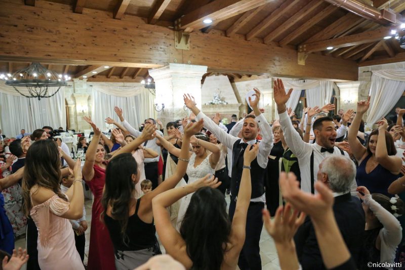 Ospiti in pista durante una festa di matrimonio