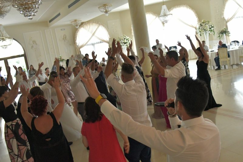 Ospiti che ballano durante un matrimonio