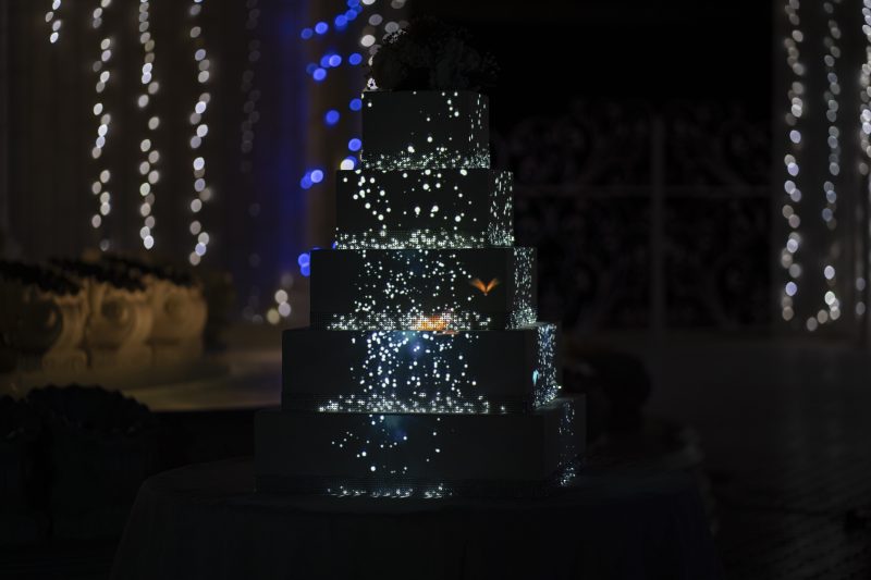 Torta nuziale illuminata da una proiezione di cake mapping