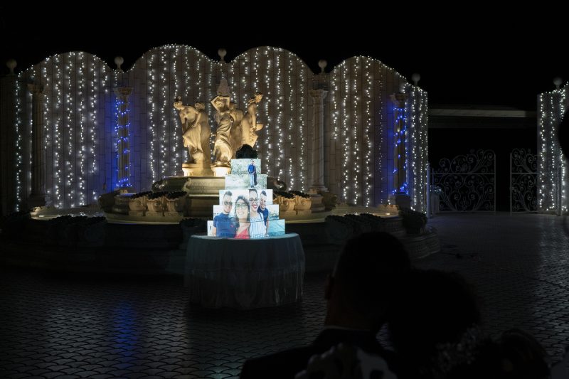 Cake mapping sulla torta nuziale in una location illuminata