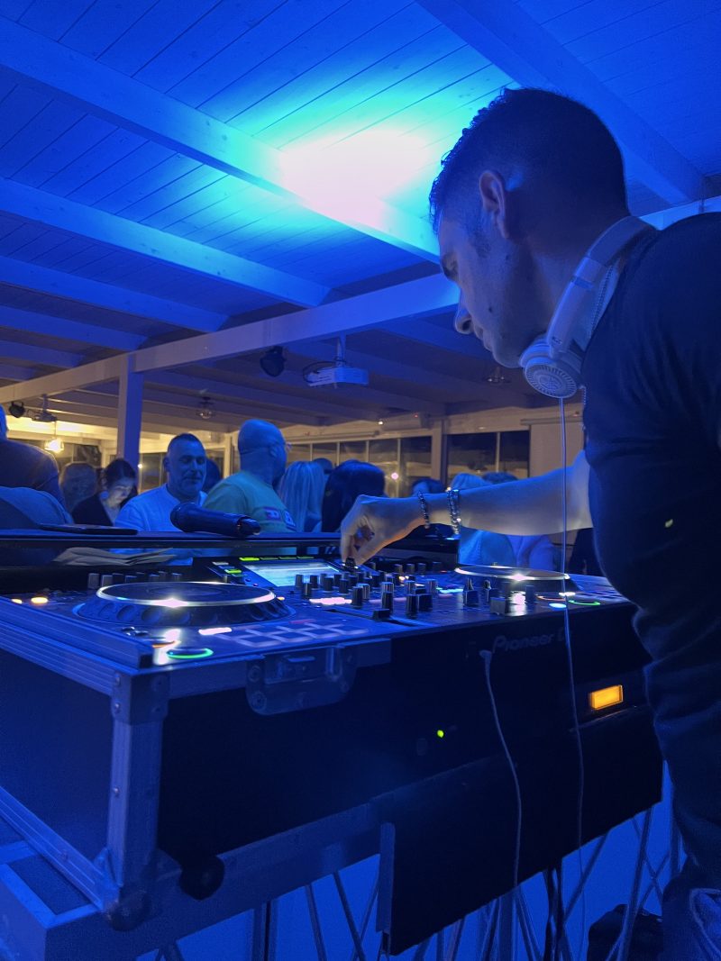 Mani di Massimo Manca sulla consolle durante un DJ set